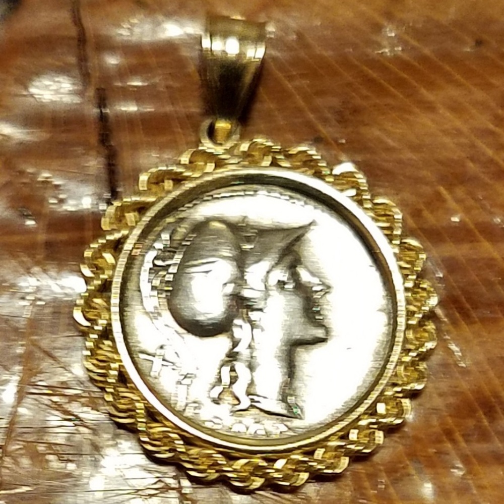 14kt yellow gold pendant